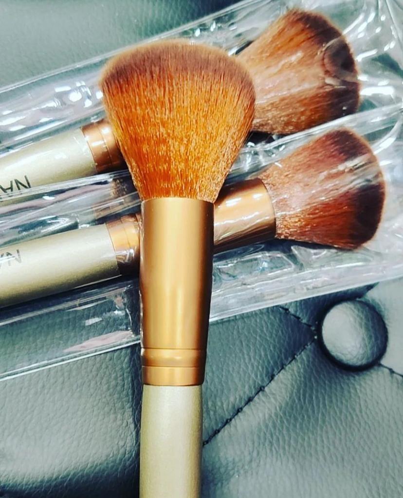 1 pcs Makeup Brush , Blending Brush, FULL ROUNDED SHAPE, SHADES CHEEKS &amp; FACE